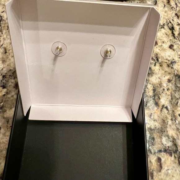 💗DISNEY X BAUBLEBAR MINNIE EARRINGS💗 - Picture 3 of 6